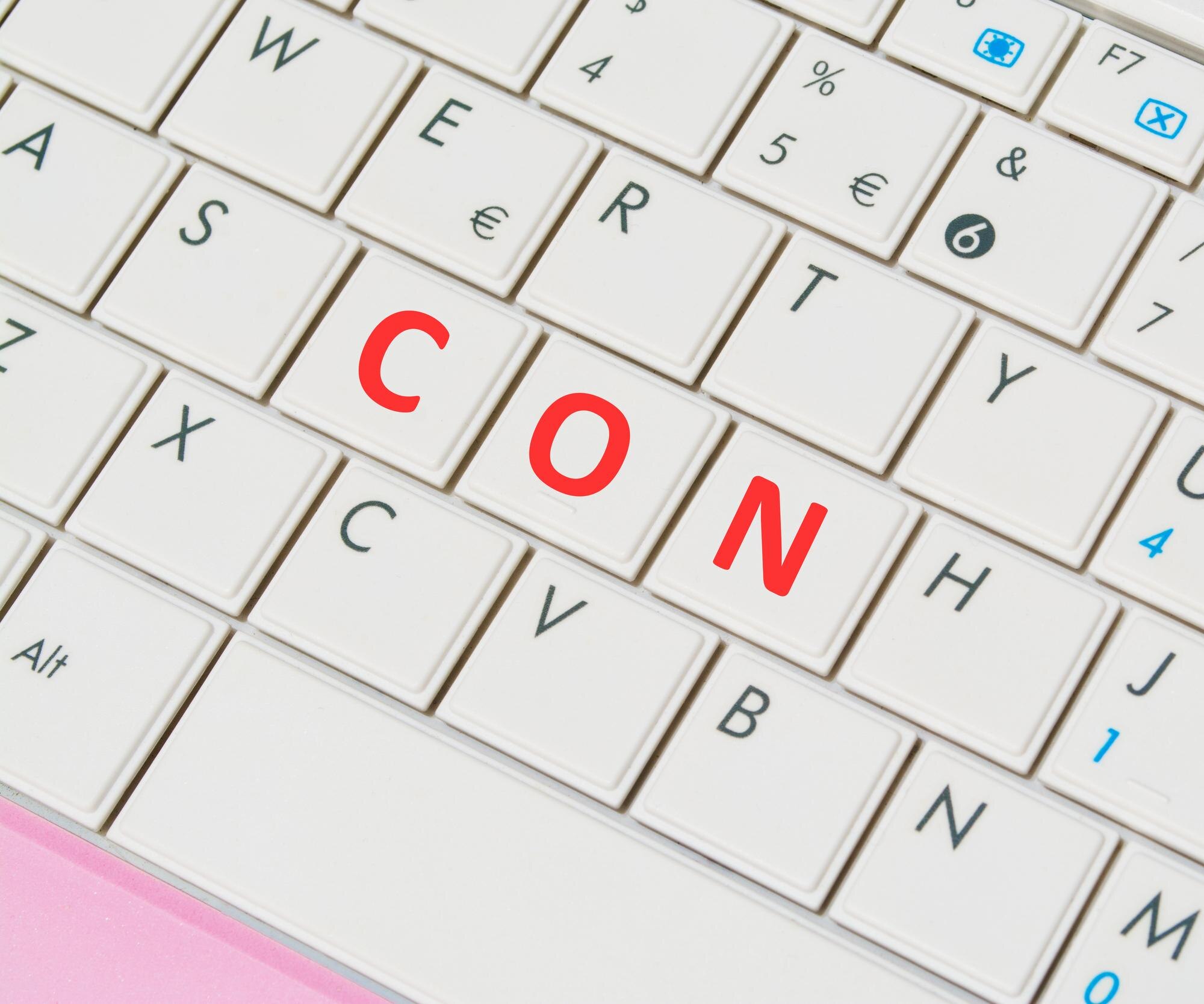 Zbliżenie na biało-różową klawiaturę laptopa z przyciskami con