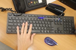 Osoba wykonująca zawód odbioru klawiatury komputerowej