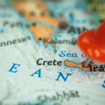 Lokalizacja Kreta Isalnd i miasto Iraklio pinezka na mapie zbliżenie znacznik miejsca docelowego dla podróży turystycznych i koncepcji podróży Europa