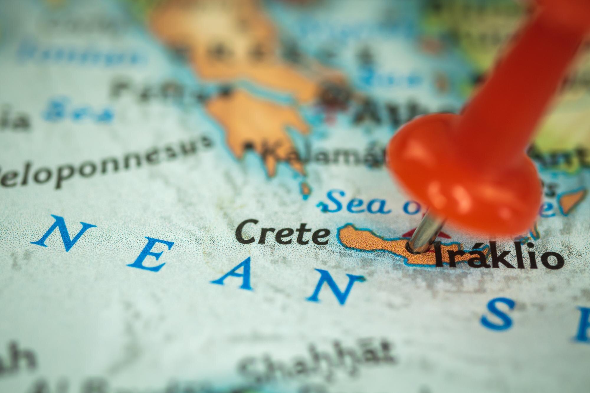 Lokalizacja Kreta Isalnd i miasto Iraklio pinezka na mapie zbliżenie znacznik miejsca docelowego dla podróży turystycznych i koncepcji podróży Europa