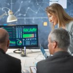 Zespół biznesowy planujący nowe inwestycje. Dwóch poważnych mężczyzn i kobiet skupiło się na analizie danych dotyczących waluty rynkowej w celu opracowania strategii i planów biznesowych. Rozpoczęcie działalności gospodarczej, koncepcja działalności inwestycyjnej