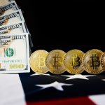 Monety kryptowaluty Bitcoin BTC monety kryptowaluta pieniądze przyszłości Koncepcja kryzysu gospodarczego Flaga USA na tle