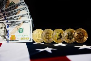 Monety kryptowaluty Bitcoin BTC monety kryptowaluta pieniądze przyszłości Koncepcja kryzysu gospodarczego Flaga USA na tle