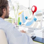 Złożony obraz projektanta pracującego na swoim komputerze