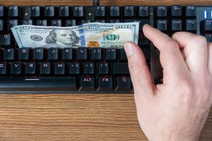 Jak wpisać znak dolara ($) na klawiaturze?