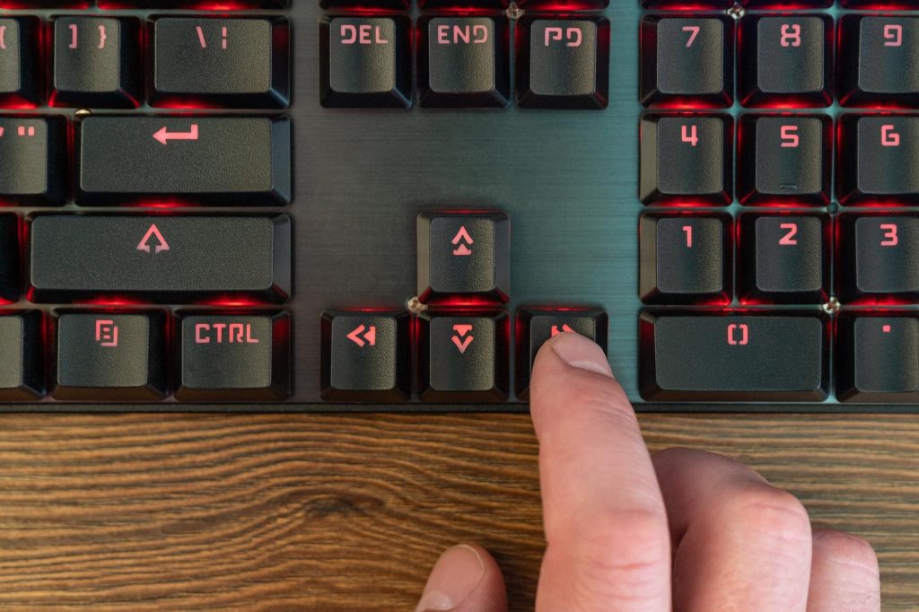 Jak działa klawisz Delete i czym różni się od Backspace? - OpenStackDay.pl