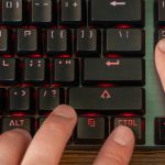 męska ręka naciska czarne klawisze skrótów klawiaturowych ctrl alt del