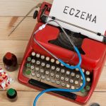 Diagnoza medyczna miejsce pracy lekarza z niebieskimi pigułkami stetoskopowymi czerwona maszyna do pisania z tekstem Egzema