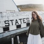 dziewczyna w pobliżu starego samolotu na Islandii