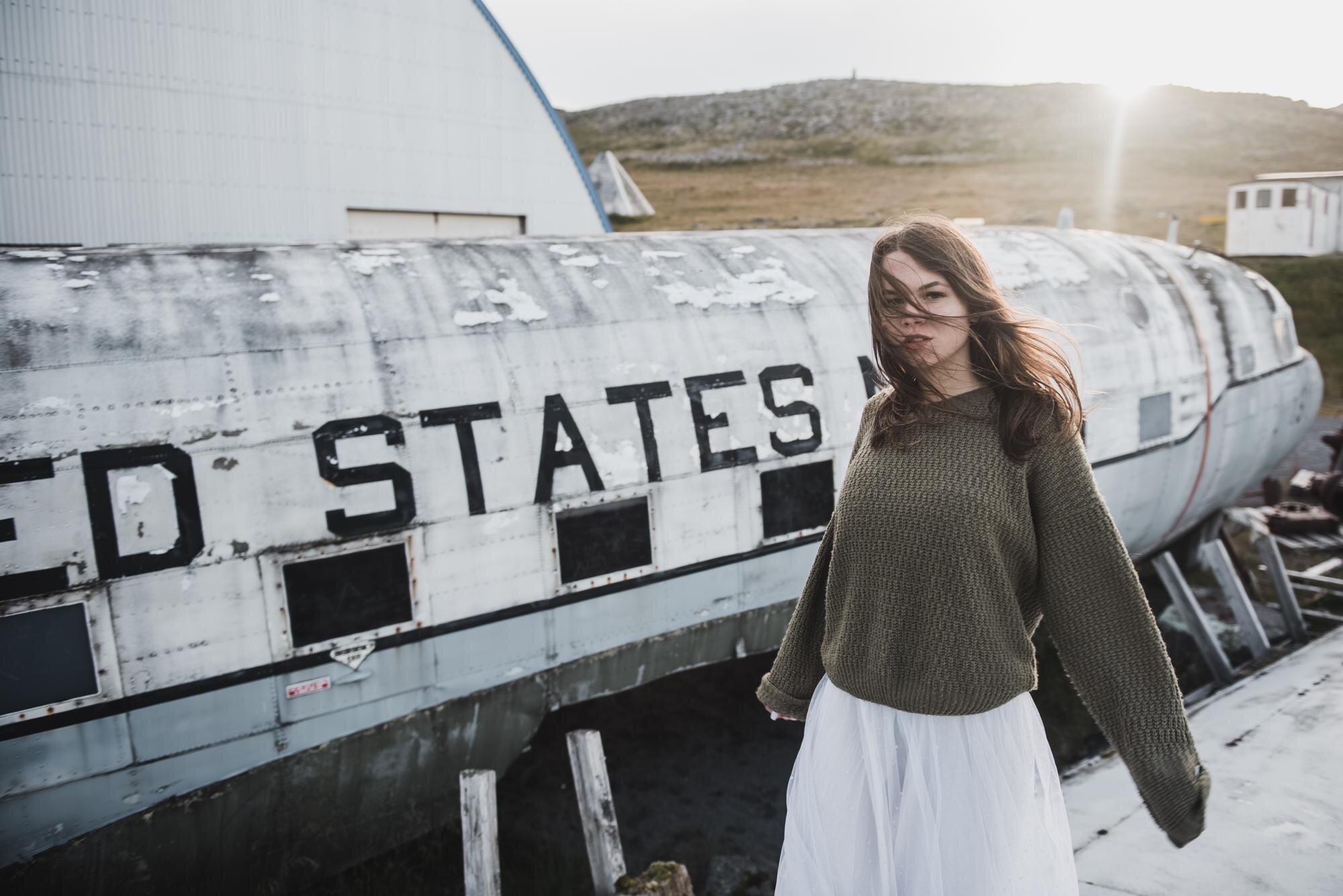 dziewczyna w pobliżu starego samolotu na Islandii