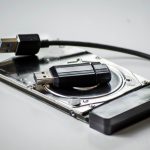 Dyski USB na białym tle