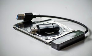 Jaki dysk zewnętrzny do laptopa wybrać? Przegląd nośników HDD i SSD