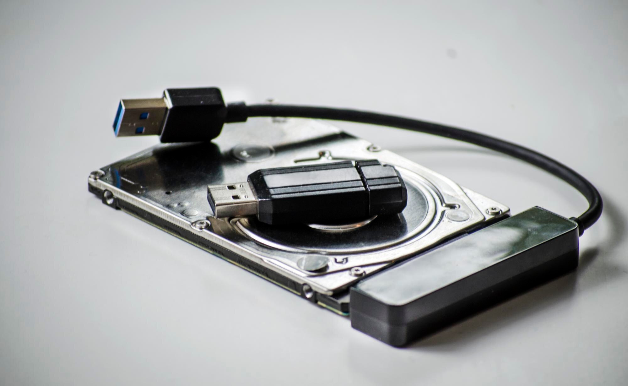 Dyski USB na białym tle