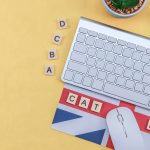 Klawiatura i kawa na żółtym tle