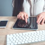 Kobieta ręka tablet na biurku