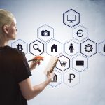 Atrakcyjna młoda kobieta używająca telefonu komórkowego z kreatywnym sześciokątnym wzorem szkic biznesowy na betonowym tle ściany Sukces technologii i koncepcji finansowej