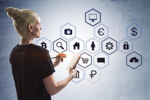 Atrakcyjna młoda kobieta używająca telefonu komórkowego z kreatywnym sześciokątnym wzorem szkic biznesowy na betonowym tle ściany Sukces technologii i koncepcji finansowej