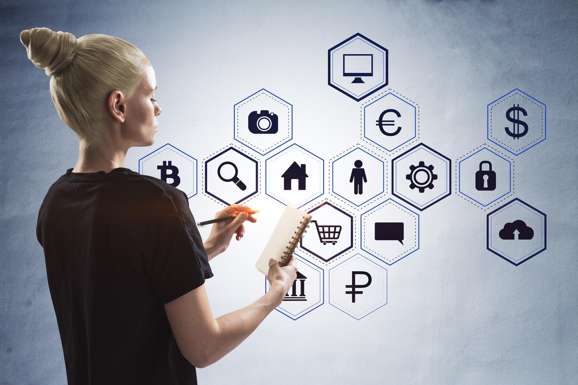 Atrakcyjna młoda kobieta używająca telefonu komórkowego z kreatywnym sześciokątnym wzorem szkic biznesowy na betonowym tle ściany Sukces technologii i koncepcji finansowej