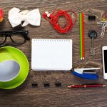 Przedmioty ułożone na stole martwa natura