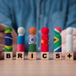 Brazylia, Rosja, Indie, Chiny, Południowa Afryka i białe flagi drukowane na drewnianej figurce dla koncepcji współpracy międzynarodowej BRICS plus ekonomicznej