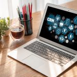 System zarządzania relacjami z klientami na modnym komputerze dla biznesu CRM