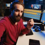 Redaktor zdjęć używający kamery selfie telefonu komórkowego do kręcenia instrukcji jak polerować obrazy