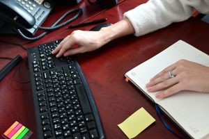 Analityk praca w biurze Praca zdalna i edukacja freelancer