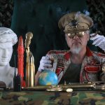 dyktator przy wojskowym stole