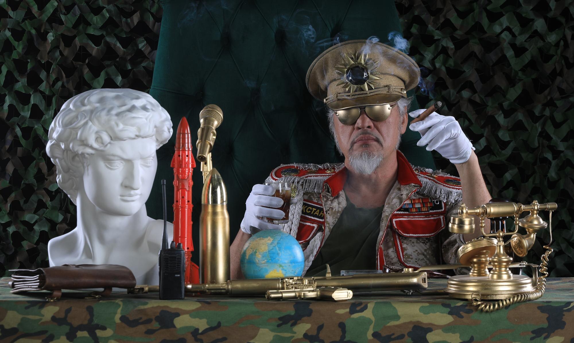 dyktator przy wojskowym stole