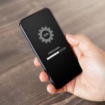 Osoba instalująca aktualizacje oprogramowania na telefonie komórkowym