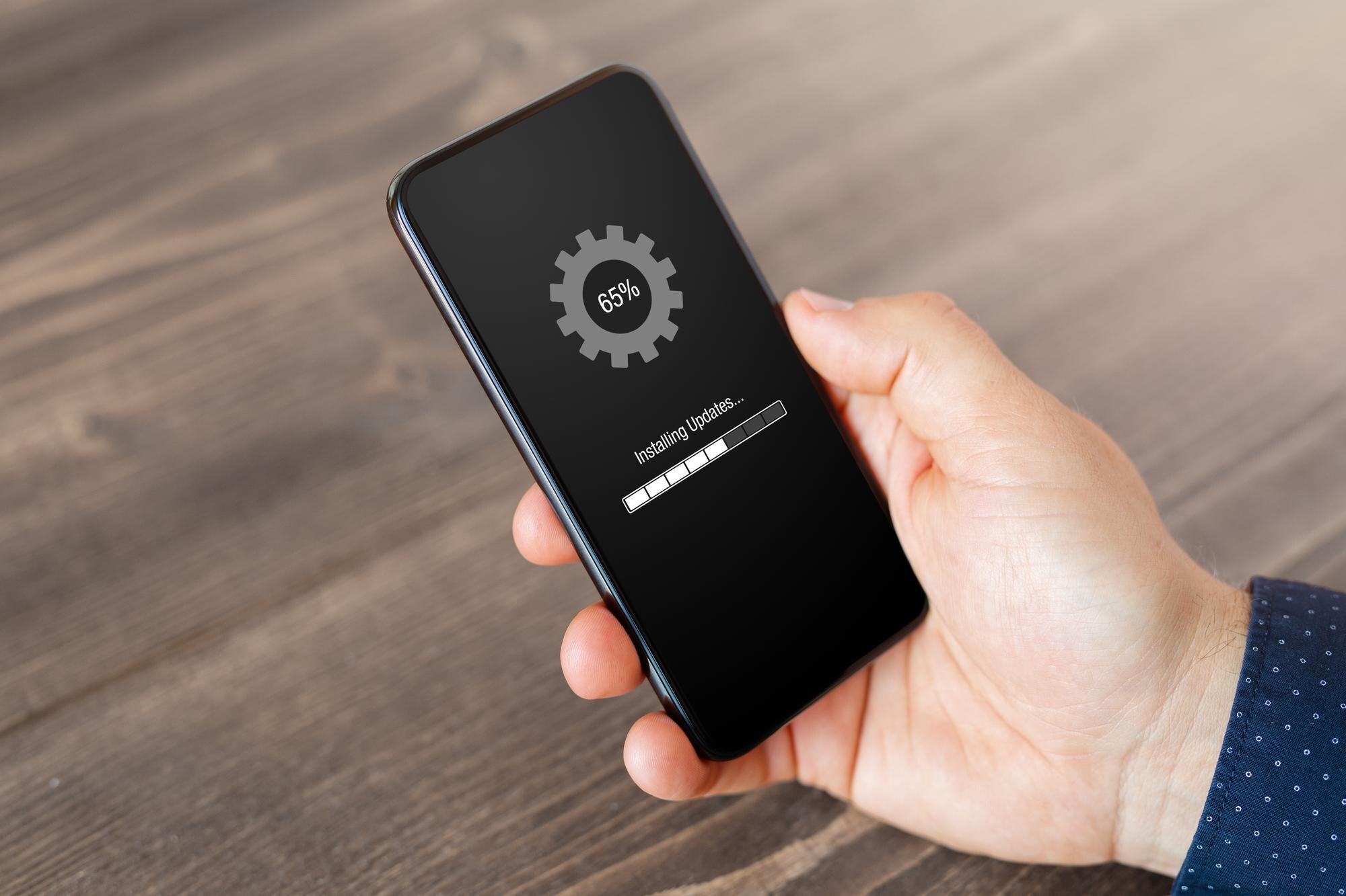 Osoba instalująca aktualizacje oprogramowania na telefonie komórkowym