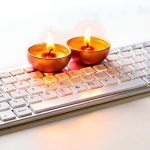 Płaska ilustracja wektorowa klawiatury komputerowej z holograficznymi świecami Bhai Dooj tworzącymi