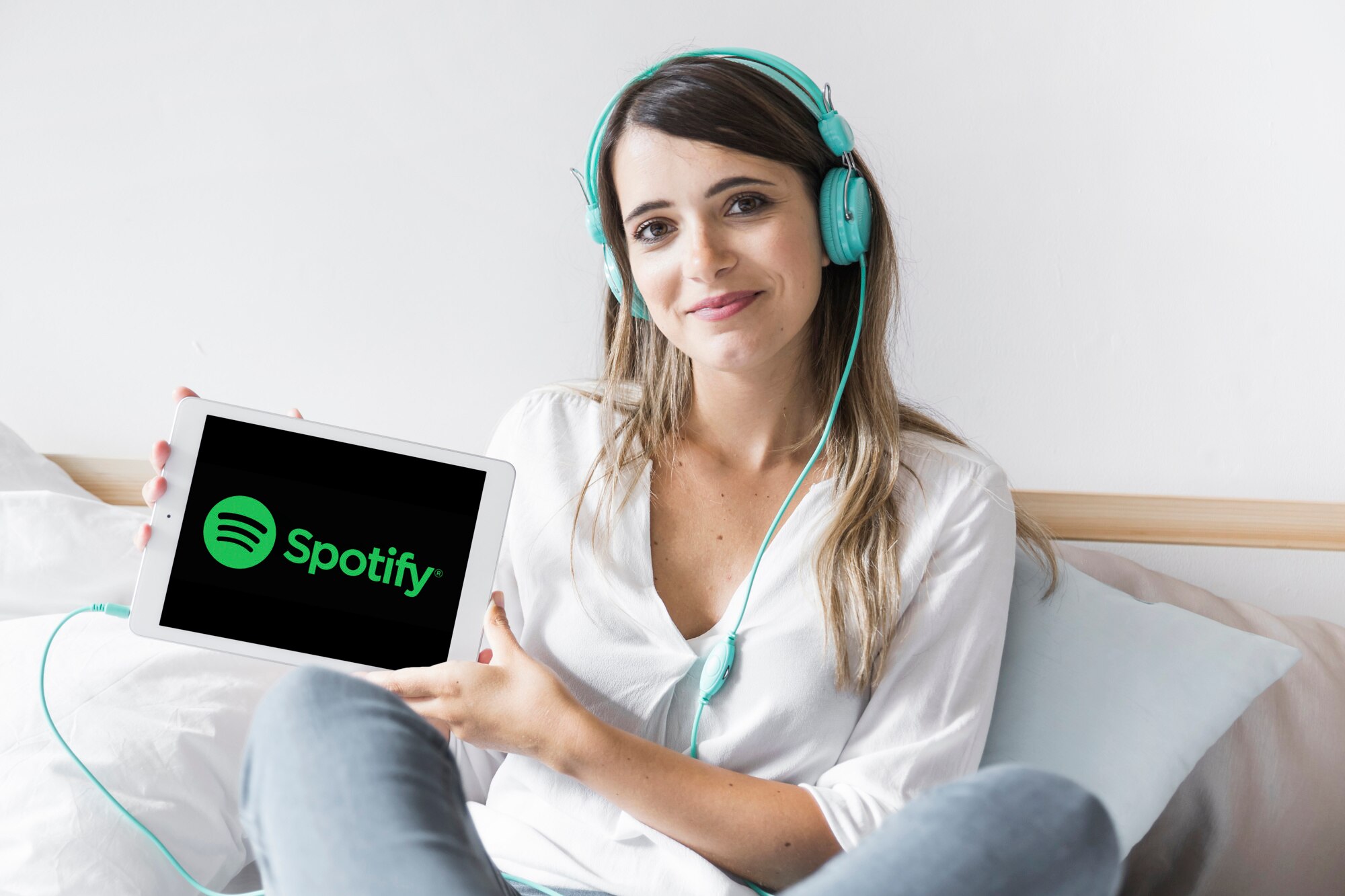 Młoda kobieta trzymająca tablet z aplikacją Spotify