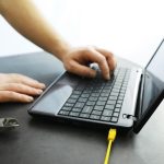 Laptop informatyczny podłączony do Internetu Wojna informacyjna