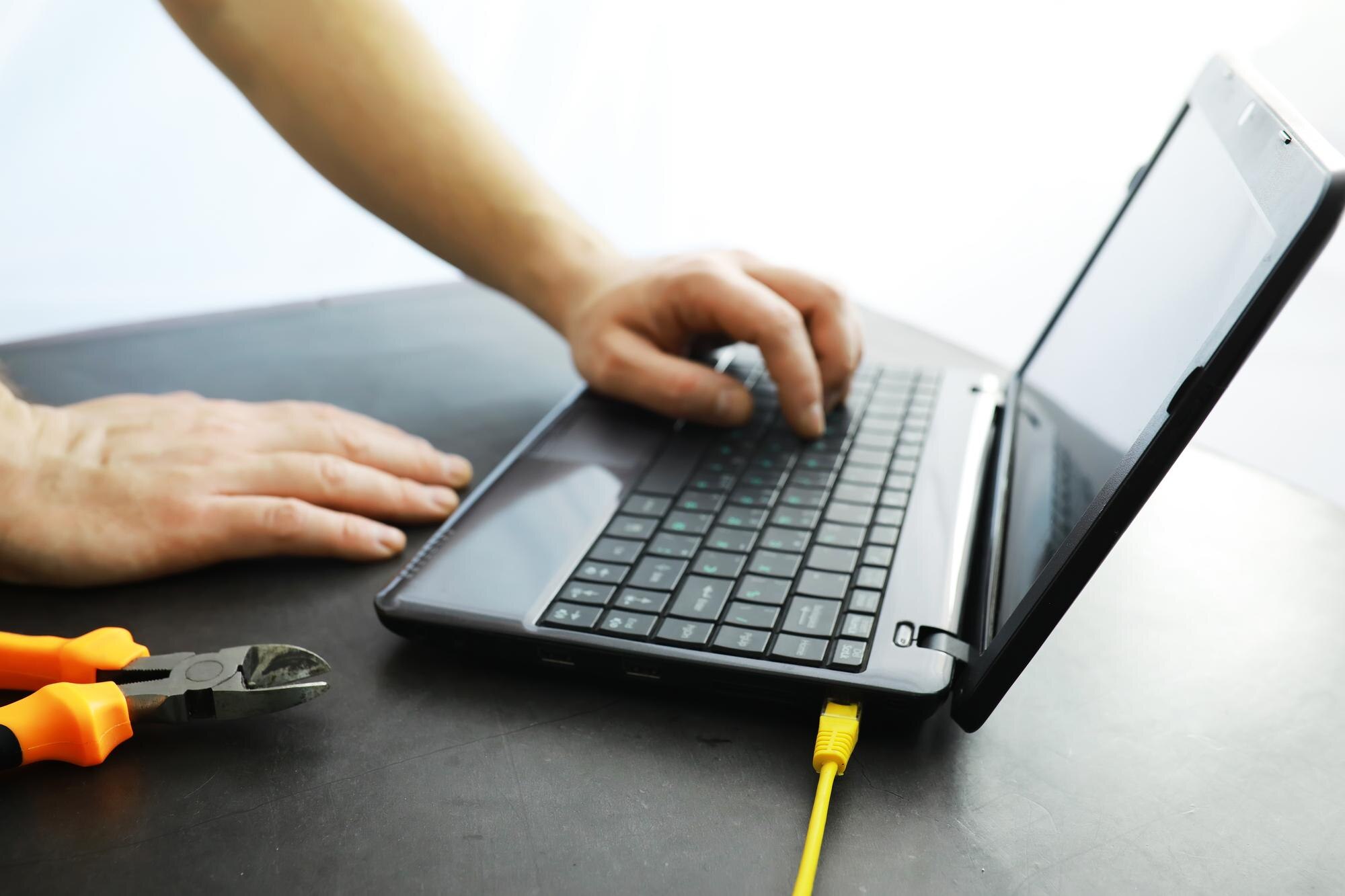 Laptop informatyczny podłączony do Internetu Wojna informacyjna