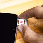 Technologia G Koncepcja internetowa Karta SIM w tacy smartfona na drewnianym stole zbliżenie Koncepcja sieci 6G szybki mobilny internet Koncepcja biznesowa sieci New Age nowoczesna technologia internet i sieć