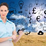 Złożony wizerunek poważny bizneswoman z klasą używa kalkulatora