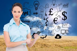 Złożony wizerunek poważny bizneswoman z klasą używa kalkulatora