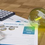 Rachunek za energię elektryczną żarówka banknotów euro i kalkulator Obliczanie kosztów gospodarstwa domowego