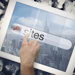 Ręką dotykającą witryn słownych na pasku wyszukiwania na ekranie tabletu na zmiętych papierach