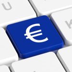 Pieniądze euro Niebieski kluczowy przycisk ze znakiem euro na ilustracji 3d transparentu klawiatury komputera