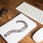 Znak zapytania i klawiatura z myszą