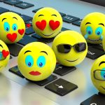 Grupa żółtych emoji na ilustracji 3d laptopa