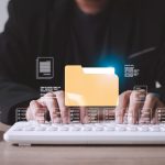 Biznesmen dotyka palcem urządzenia cyfrowego hologram hud z ikonami dokumentów biurowych i plikami binarnymi Przechowywanie informacji o danych osobowych online baza danych Koncepcja usługi w chmurze