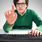 Młody człowiek wskazuje.