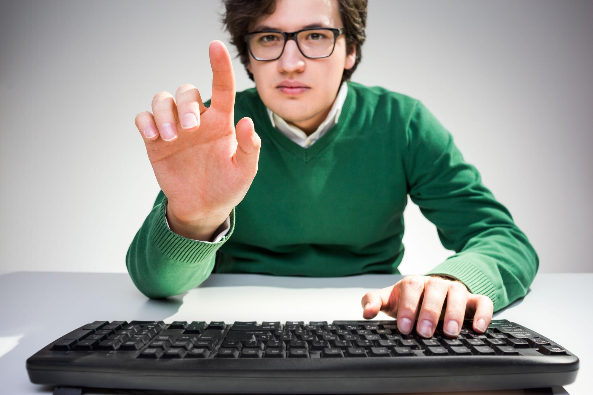 Młody człowiek wskazuje.