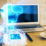 Komputer na pulpicie z ikoną tematu AR Wielokrotna ekspozycja Koncepcja rzeczywistości rozszerzonej