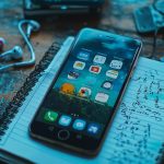 iPhone z otwartym ekranem i aplikacjami słownymi na nim