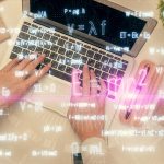 Podwójna ekspozycja rąk kobiet pracujących na komputerze i rysowanie hologramu formuły Top View Koncepcja naukowa