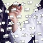 Środkowa sekcja biznesmena piszącego z markerem przeciwko cloud computing doodle